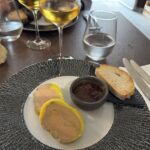 Ett perfekt äktenskap!! En skiva anklever med ett glas ljuvlig Sauternes i byn med samma namn som vinet Ett perfekt äktenskap!! En skiva anklever med ett glas ljuvlig Sauternes i byn med samma namn som vinet
