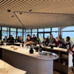 Ett vackert provningsrum på Chateau Pichon-Baron, där vi jämförde tre viner från 2019 med enorm potential för att avsluta med 2014... som har en begynnande mognad Ett vackert provningsrum på Chateau Pichon-Baron, där vi jämförde tre viner från 2019 med enorm potential för att avsluta med 2014... som har en begynnande mognad