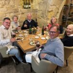 Ett glatt gäng vid resans bästa måltid i St.-Emilion Ett glatt gäng vid resans bästa måltid i St.-Emilion