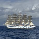 På väg in till Dominica kappseglade vi med moder-skeppet Royal Clipper På väg in till Dominica kappseglade vi med moder-skeppet Royal Clipper