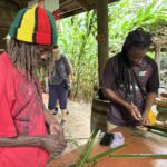 Våra Rasta-killar som styrde båtarna var väldigt händiga och gjorde små konstverk av palmblad Våra Rasta-killar som styrde båtarna var väldigt händiga och gjorde små konstverk av palmblad