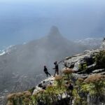 Vi åkte upp till toppen av Table Mountain, där några roade sig med klättring Vi åkte upp till toppen av Table Mountain, där några roade sig med klättring
