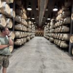 En helt fantastisk barrel-cellar på Boekenhoutskloof, där vinmakaren Goffried Mocke tog hand om oss En helt fantastisk barrel-cellar på Boekenhoutskloof, där vinmakaren Goffried Mocke tog hand om oss