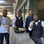 Gruppen välkomnades av detta härliga gäng på Grub & Vine at Norval, där vi började med ett glas Cap Classique Gruppen välkomnades av detta härliga gäng på Grub & Vine at Norval, där vi började med ett glas Cap Classique