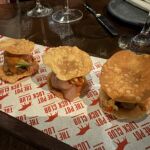 The Pot Luck Club är en stor favorit i Cape Town. Det blev åtta olika rätter, med b.l.a dessa Fish sliders The Pot Luck Club är en stor favorit i Cape Town. Det blev åtta olika rätter, med b.l.a dessa Fish sliders