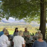 En god lunch med vacker utsikt på La Petite Ferme En god lunch med vacker utsikt på La Petite Ferme