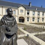 Dom Ruinart som var kompis med den mer berömda munken Dom Perignon, står staty utanför det äldsta huset i Champagne: Maison Ruinart Dom Ruinart som var kompis med den mer berömda munken Dom Perignon, står staty utanför det äldsta huset i Champagne: Maison Ruinart