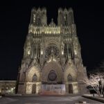 Den vackra katedralen i Reims på kvällen Den vackra katedralen i Reims på kvällen