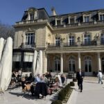 En kaffe och ett glas starkt i solen på terrassen på Le Parc i Reims En kaffe och ett glas starkt i solen på terrassen på Le Parc i Reims