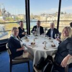 En del av sällskapet avnjöt en bättre lunch på Restaurant La Tour d´Argent i Paris En del av sällskapet avnjöt en bättre lunch på Restaurant La Tour d´Argent i Paris