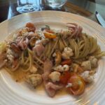 Vi åt som vanligt väldigt gott ombord på Star Flyer. Men i Portofino var vi några som valde att äta en god spagetti Frutti di Mare på en krog i hamnen Vi åt som vanligt väldigt gott ombord på Star Flyer. Men i Portofino var vi några som valde att äta en god spagetti Frutti di Mare på en krog i hamnen