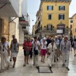 Samlad trupp under vår sightseeing till fots i Verona Samlad trupp under vår sightseeing till fots i Verona