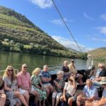 Jag hade chartrat ett eget skepp när vi skulle besöka Quinta Do Crasto. En rogivande timme på Douro-floden Jag hade chartrat ett eget skepp när vi skulle besöka Quinta Do Crasto. En rogivande timme på Douro-floden