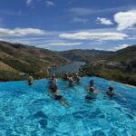 Innan lunchen tillbringade vi en timme vid poolen på Quinta Do Crasto, där vi njöt av rosé och vitt vin till underbara aptitretare Innan lunchen tillbringade vi en timme vid poolen på Quinta Do Crasto, där vi njöt av rosé och vitt vin till underbara aptitretare