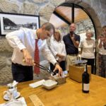 Vi lämnade Douro-dalen bakom oss och kom till Vilanova de Gaia för ett besök hos Taylor´s. Här öppnade vi upp Taylor´s Vintage Port 2007 med glödgad tång Vi lämnade Douro-dalen bakom oss och kom till Vilanova de Gaia för ett besök hos Taylor´s. Här öppnade vi upp Taylor´s Vintage Port 2007 med glödgad tång