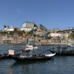 Vi tog en promenad längs kajen i Vilanova de Gaia för att gå över bron till Porto sidan Vi tog en promenad längs kajen i Vilanova de Gaia för att gå över bron till Porto sidan