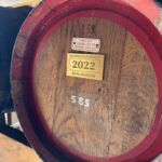 Den söta musten till Vin Santo får jäsa och vila på Caratelli-fat under tio år fram till buteljering. Då är endast 30 % av vinet kvar Den söta musten till Vin Santo får jäsa och vila på Caratelli-fat under tio år fram till buteljering. Då är endast 30 % av vinet kvar