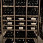 Den välfyllda källaren på 2 Cru slottet Chateau Pichon-Baron i Pauillac Den välfyllda källaren på 2 Cru slottet Chateau Pichon-Baron i Pauillac