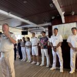 Vår kapten ombord på Royal Clipper presenterade några av nyckelpersonerna av den 105 personer stora besättningen och vi var 204 gäster ombord Vår kapten ombord på Royal Clipper presenterade några av nyckelpersonerna av den 105 personer stora besättningen och vi var 204 gäster ombord