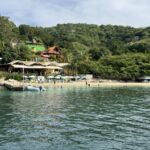 Vi tillbringade även en eftermiddag på den ljuvliga stranden på ön Bequia Vi tillbringade även en eftermiddag på den ljuvliga stranden på ön Bequia