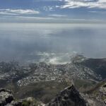 Vacker utsikt från Table Mountain ner till Camps Bay Vacker utsikt från Table Mountain ner till Camps Bay