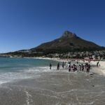 Vid en ledig dag kan man besöka ljuvliga Camps Bay för ett svalkande dopp i den svala Atlanten Vid en ledig dag kan man besöka ljuvliga Camps Bay för ett svalkande dopp i den svala Atlanten