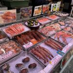 På trevliga Tsukiji Market kan man strosa runt i basarerna och njuta av läckerheter att smaka på På trevliga Tsukiji Market kan man strosa runt i basarerna och njuta av läckerheter att smaka på