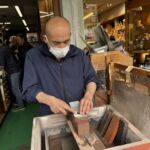 Knivarna slipas till perfektion på Tsukiji Market Knivarna slipas till perfektion på Tsukiji Market
