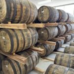 I de gamla klassrummen lagras idag whisky-faten I de gamla klassrummen lagras idag whisky-faten