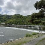 Den välbesökta Togetsu kyo bron i Kyoto Den välbesökta Togetsu kyo bron i Kyoto