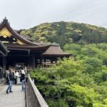 Kiyomizu templet är med på Unesco´s världsarvslista och är vackert integrerat i skogslandskapet Kiyomizu templet är med på Unesco´s världsarvslista och är vackert integrerat i skogslandskapet