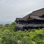 Kiyomizu templet är med på Unesco´s världsarvslista och är vackert integrerat i skogslandskapet Kiyomizu templet är med på Unesco´s världsarvslista och är vackert integrerat i skogslandskapet