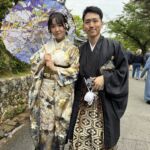 Detta vackra par besökte också Kinkakuji templet Detta vackra par besökte också Kinkakuji templet