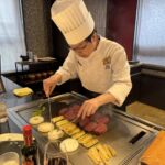 Vid en Teppanyaki häll stekte man våra Kobe-biffar till perfektion Vid en Teppanyaki häll stekte man våra Kobe-biffar till perfektion