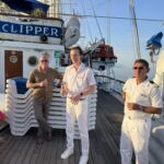 Kaptenen samt restaurangchefen Christian drog några historier under vår cocktail Kaptenen samt restaurangchefen Christian drog några historier under vår cocktail